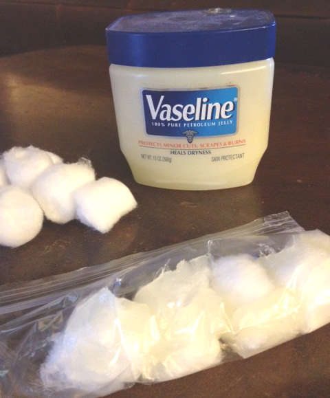 Allume-feu avec boule de coton et vaseline