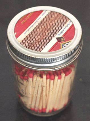 Contenant pour les allumettes en camping