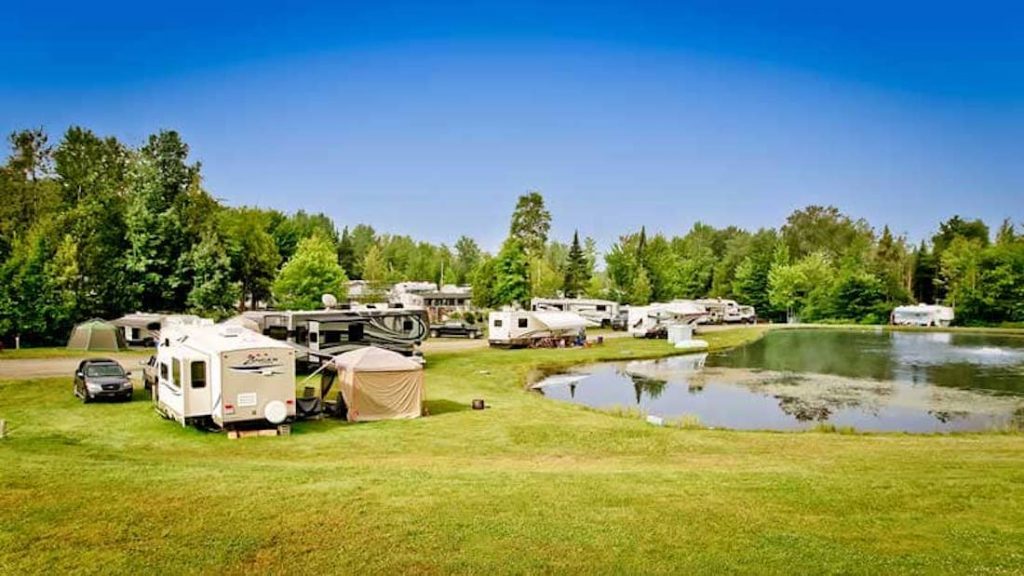 Lac et terrain du Camping Beau-lieu à Sherbrooke